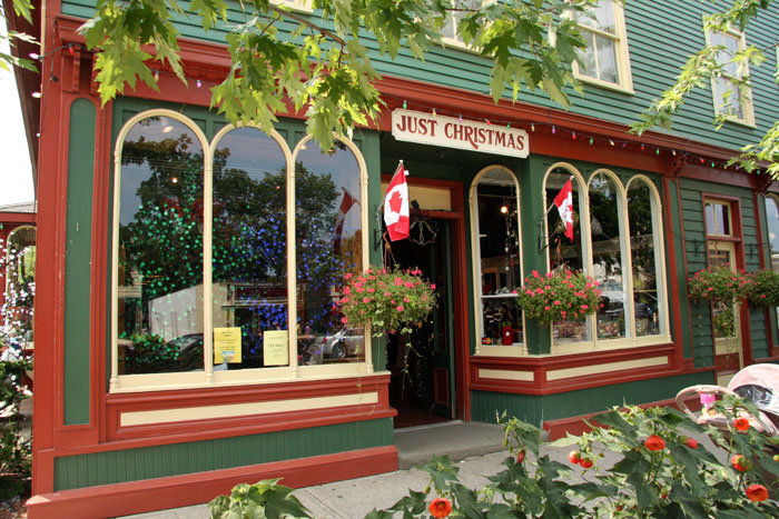 Lake niagara christmas ontario store canada located decorated queen december street outdoor a | Just Christmas Store in Niagara On The Lake