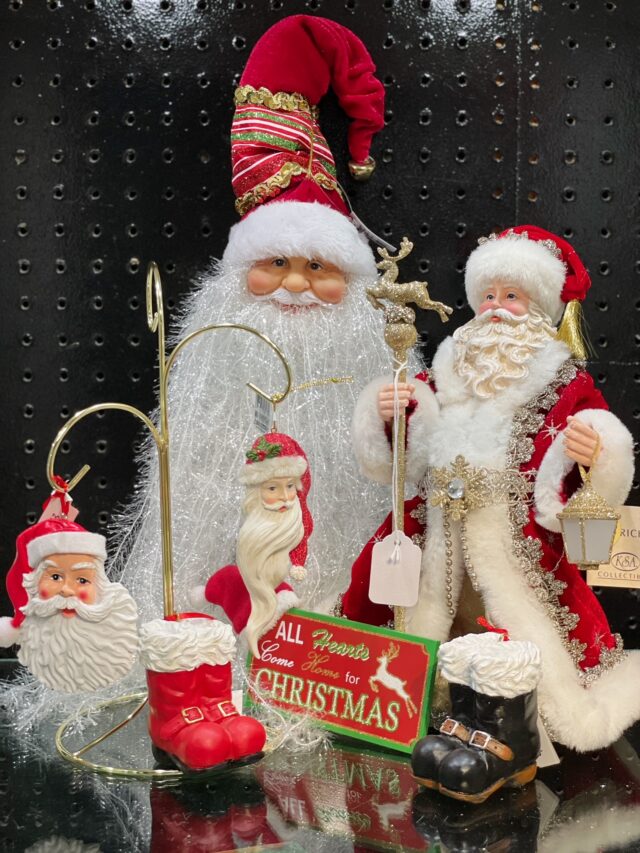 Photo of Santa and mrs claus and little sants