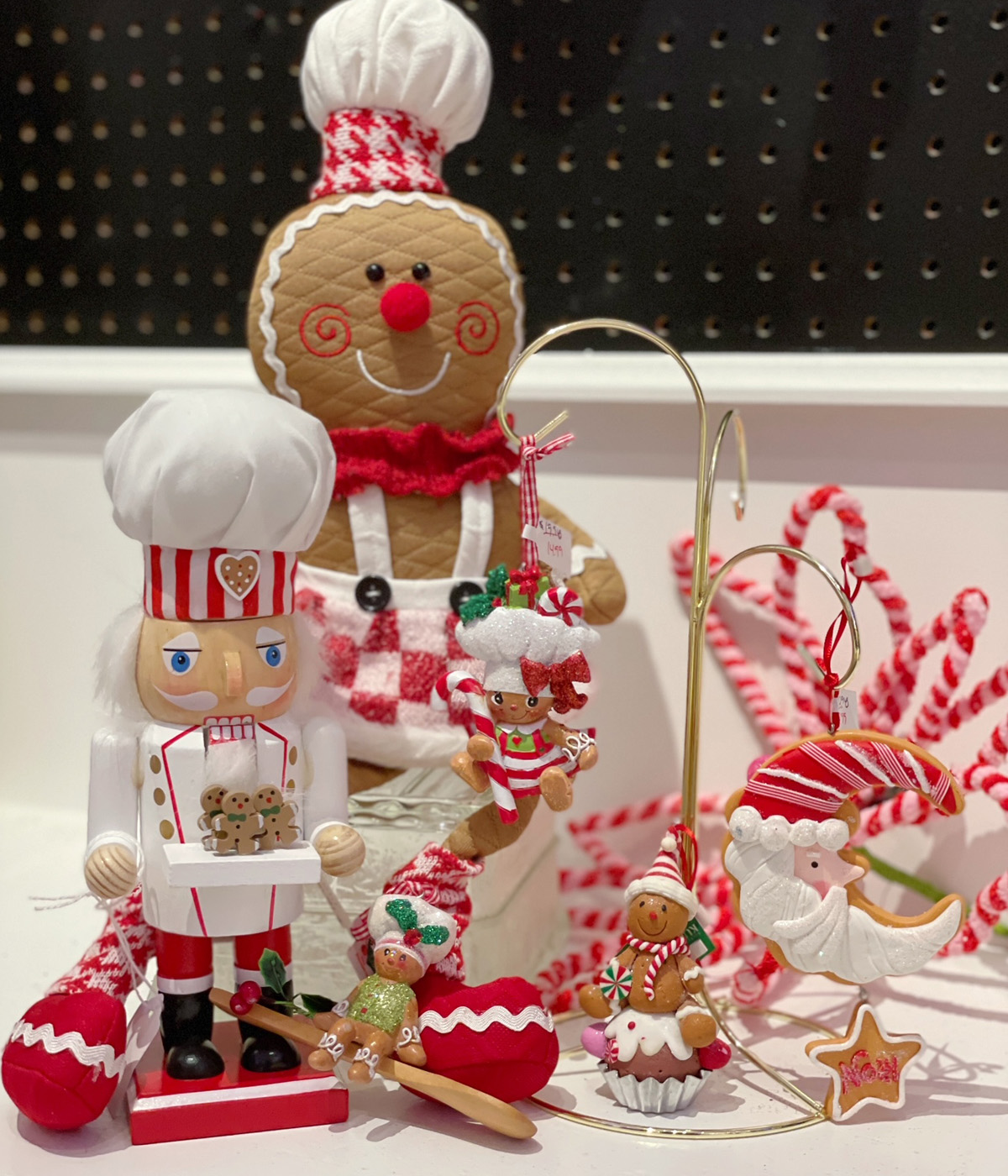 Gingerbread figurines and candycanes